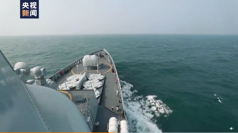 barco de guerra en ejercicio militar chino alrededor de Taiwan