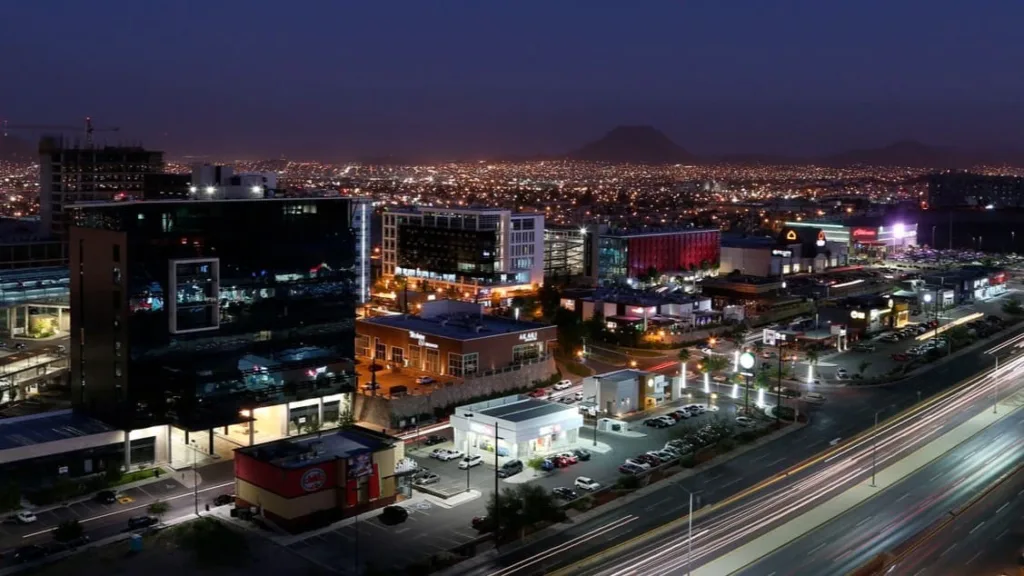 DISTRITO UNO COMERCIO URBANIZACION CIUDAD CHIHUAHUA NOCHE SKYLINE (1)