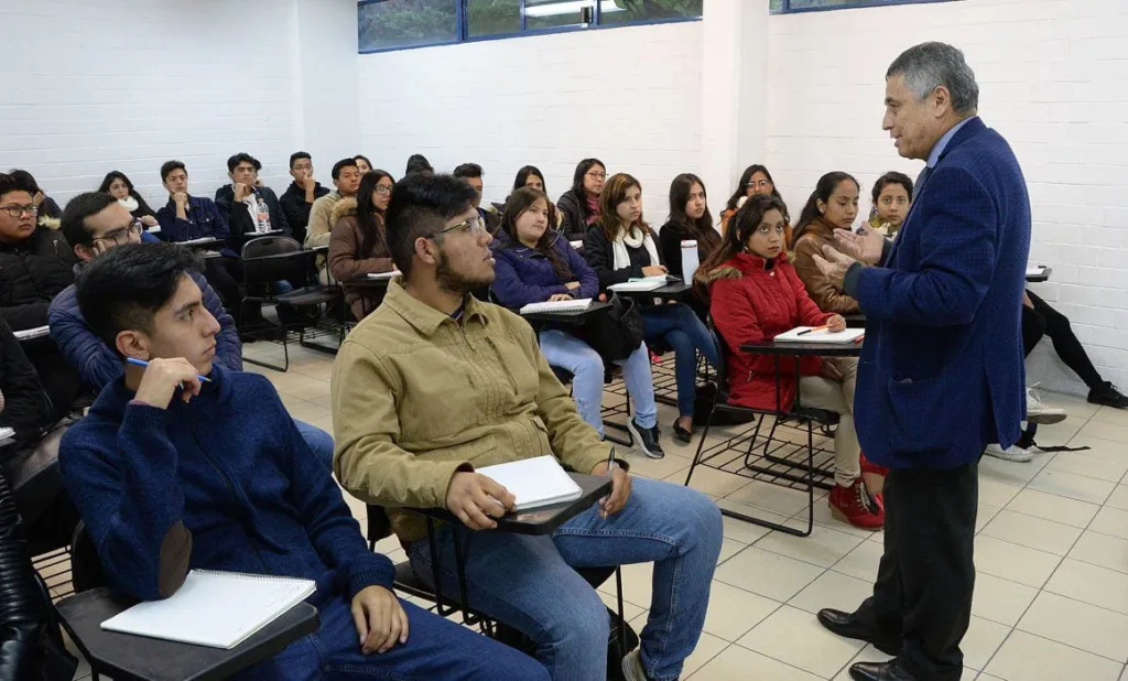 Salón-de-clases-universitarios-jóvenes-estudiantes-estudios-universidad-estudios-superiores-docentes-maestros-profesor-educación-regreso-a-clase-FOTO-UNAM-6-1160x700