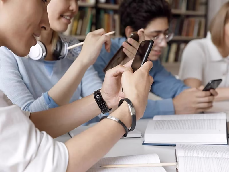 ESCUELA ESTUDIANTE CELULAR ALUMNOS ARCHIVO JOVENES TECNOLOGIA