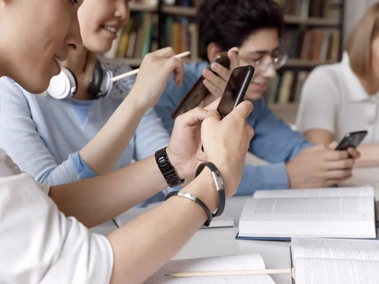 ESCUELA-ESTUDIANTE-CELULAR-ALUMNOS-ARCHIVO-JOVENES-TECNOLOGIA