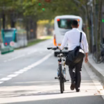 hombre-de-negocios-caminando-con-la-bicicleta-en-la-calle-despues-del-trabajo-1536x1025
