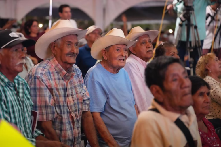 adultos mayores hombres bienestar