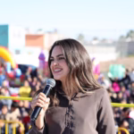 andrea chavez crown personas grupo publico microfono discurso