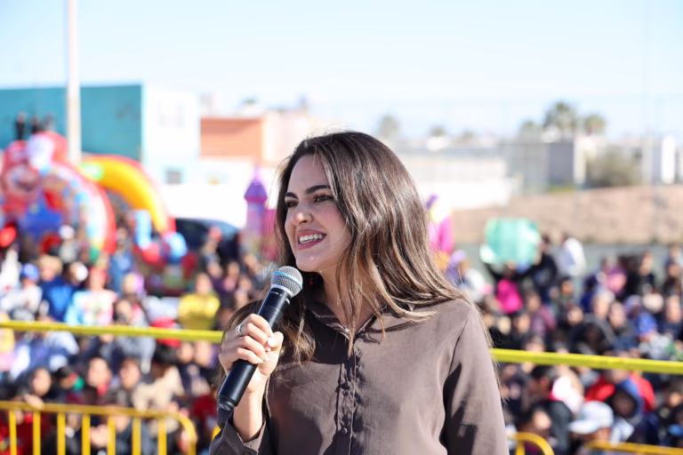 andrea chavez crown personas grupo publico microfono discurso