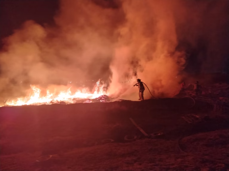 fire fuego incendio bomberos explosion desastre fuente info intenso llamas flama