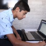 laptop educacion distancia escuela comptuadora tecnologia estudio nna adolescente joven