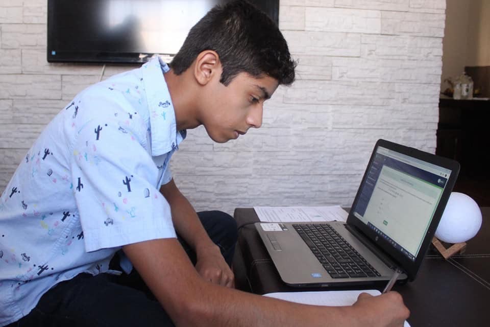 laptop educacion distancia escuela comptuadora tecnologia estudio nna adolescente joven